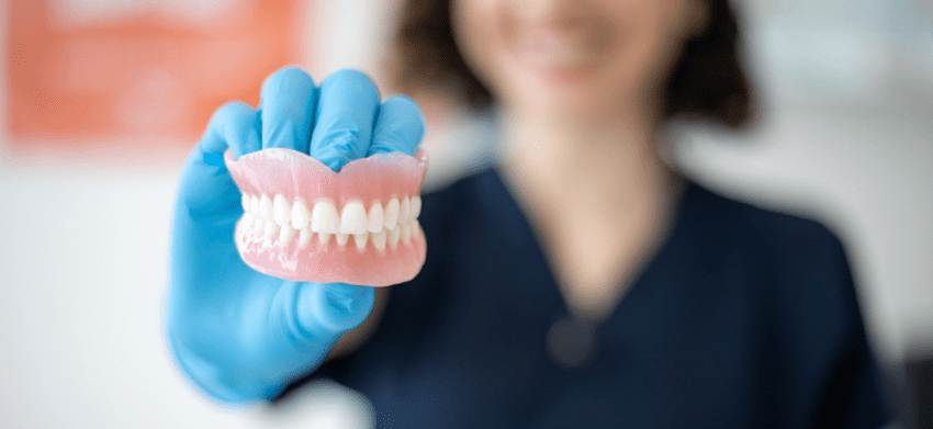 入れ歯の選択：歯がボロボロになったときの重要な解決策